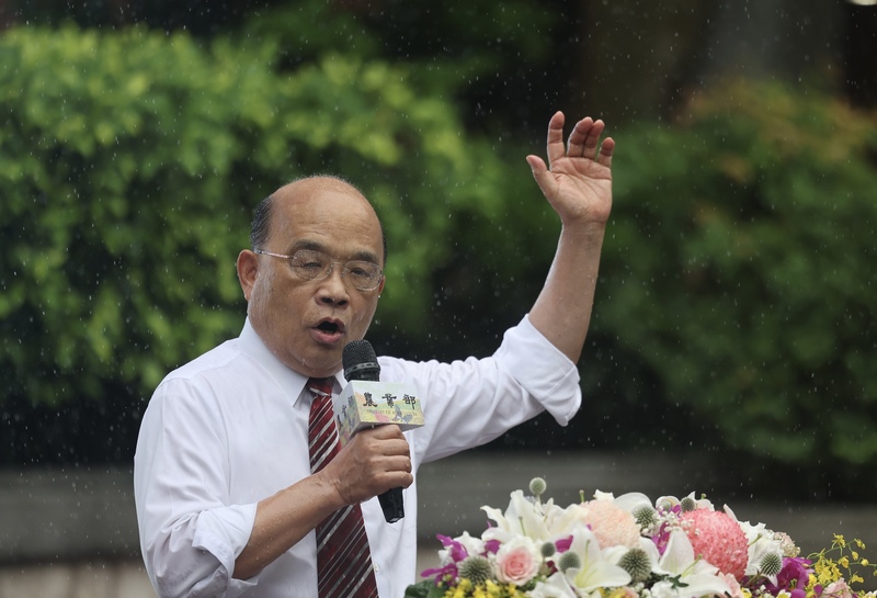 前行政院長蘇貞昌19日透過社群指出，感謝陳吉仲領導防疫團隊為台灣擋下非洲豬瘟。(資料照/中央社)