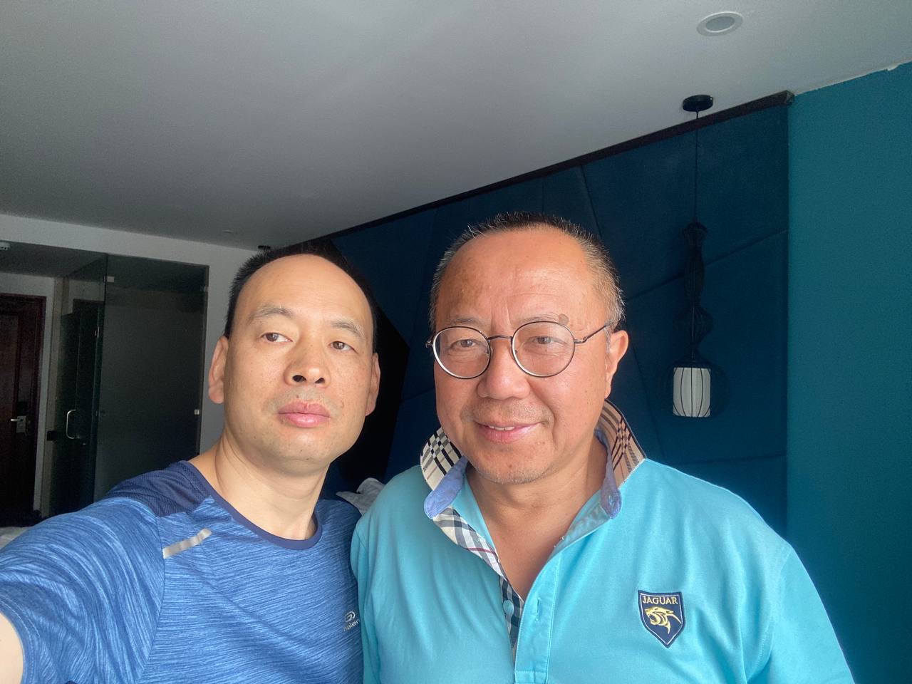 李建峰法官（右）與盧思位律師（左）攝於寮國。(李建峰獨家提供)