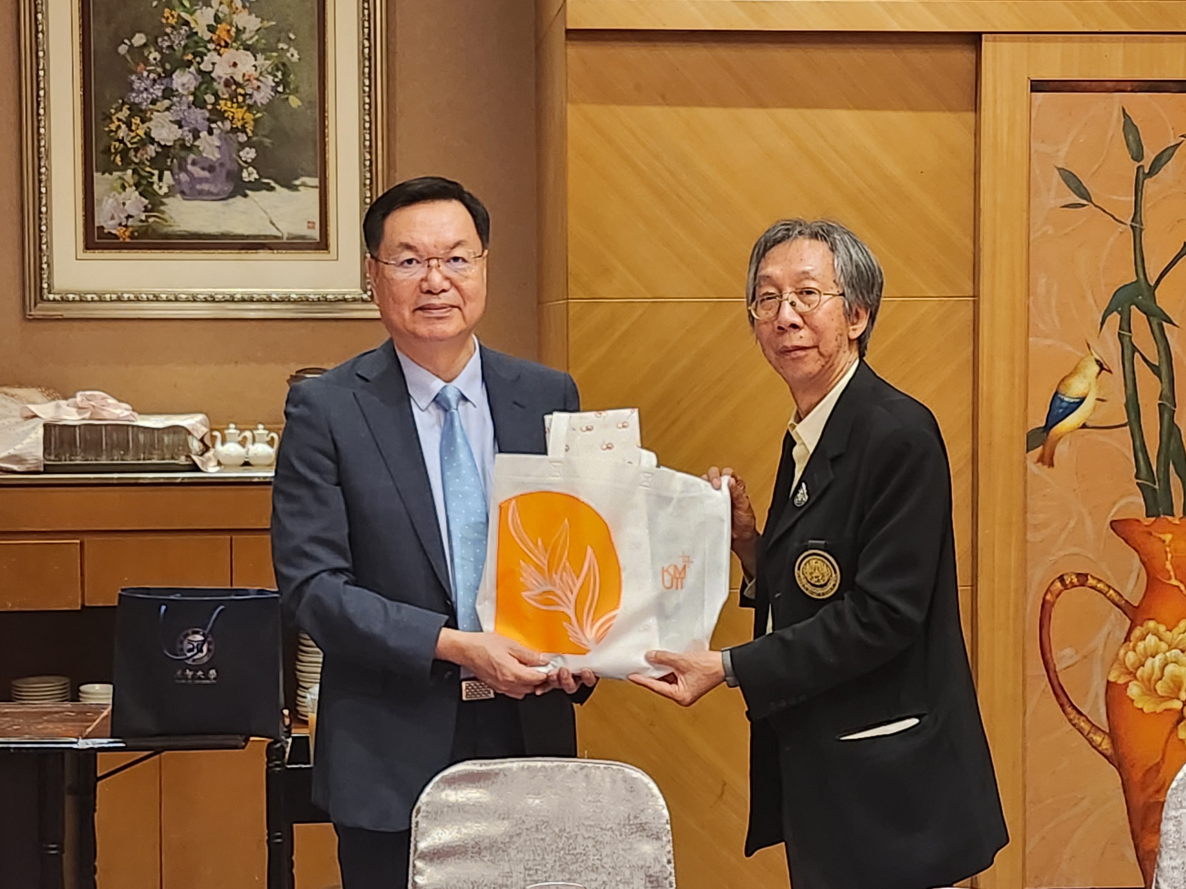 元智大學校長廖慶榮(左)致贈紀念禮品，給泰國吞武里國王科技大學校長Prof. Suvit Saetia(右)。(元智大學提供)