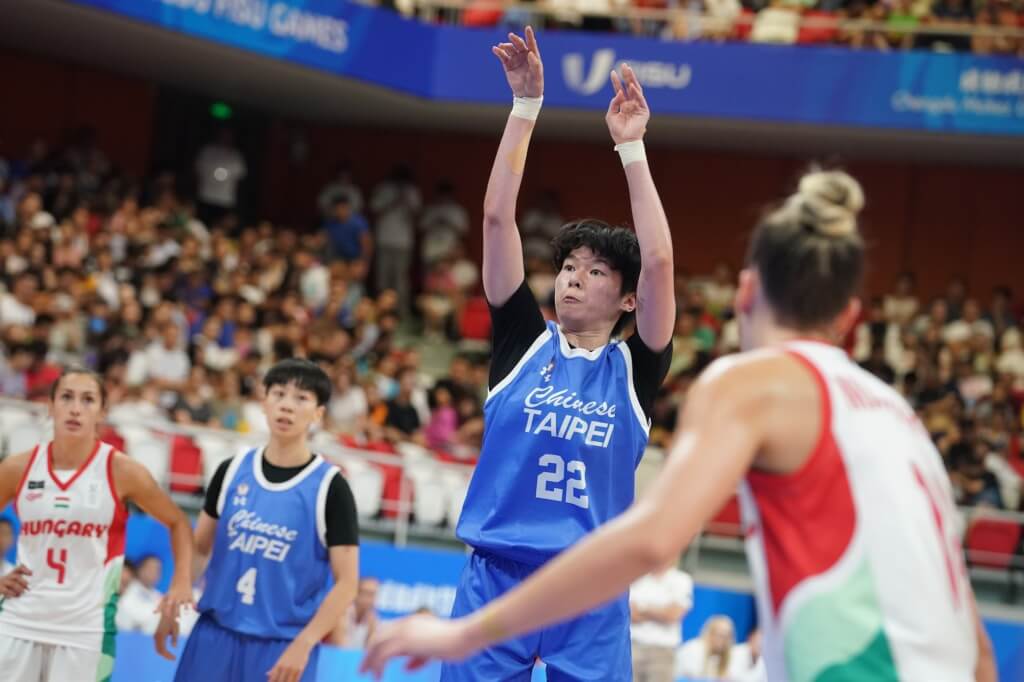 在成都世大運，台灣女籃1日以75比72擊敗匈牙利，闖進4強。（大專體總）