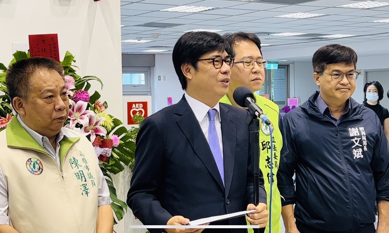 高雄市長陳其邁（中）2日出席「國立高科實驗高級中學學校籌備處」揭牌典禮，回應前瞻預算近日引發的議論，強調建設不分藍綠，不希望高雄的建設因選舉口水而延宕。 (圖：中央社)