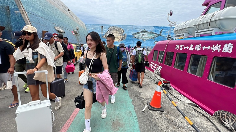 颱風海葵逼近，海空交通部分異動多。圖為台東往返綠島、蘭嶼客輪自2日下午1時30分起至4日停航，2日兩離島共撤離1692名遊客。(圖：中央社)
