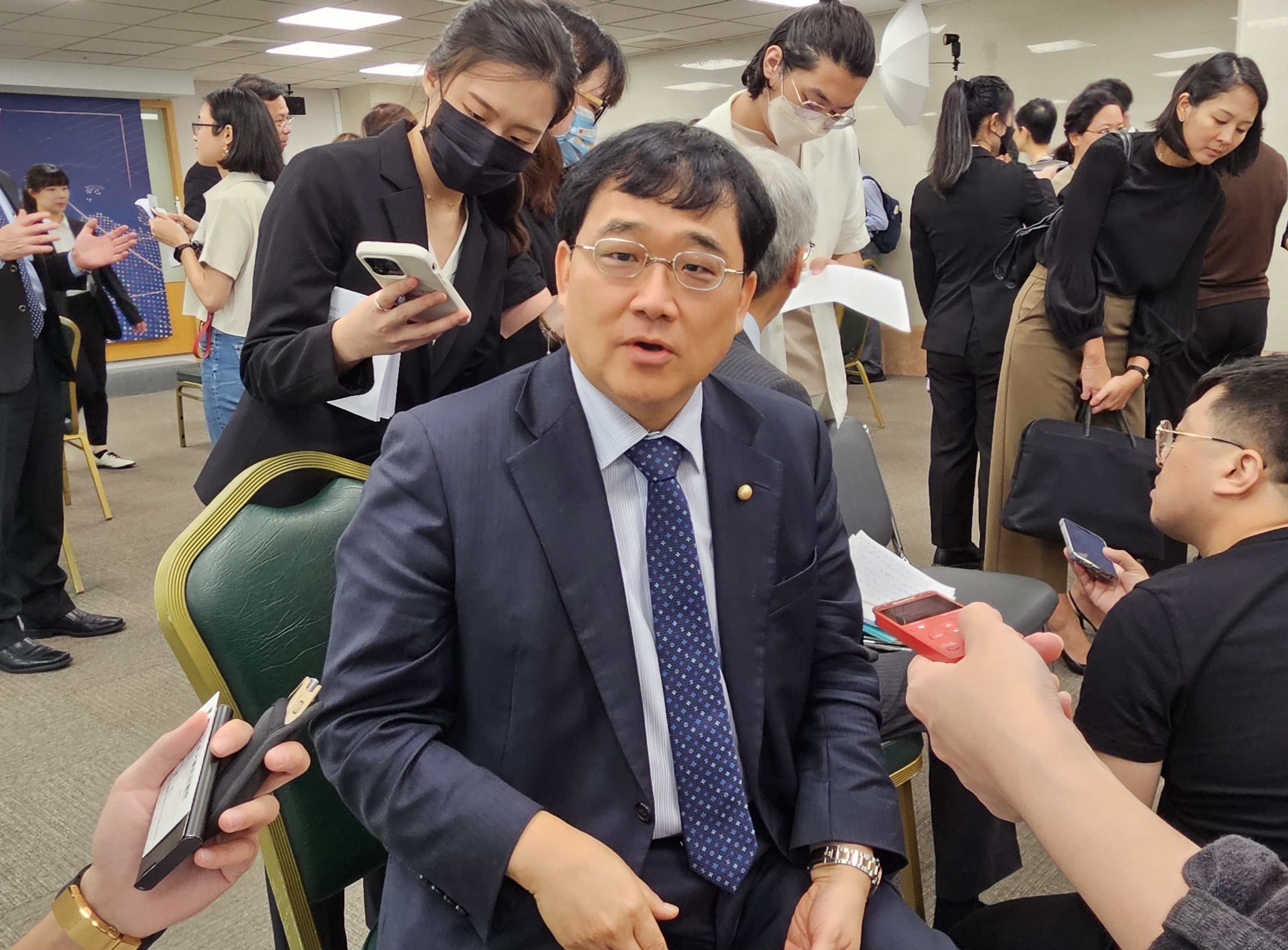 台灣醫務管理學會理事長洪子仁表示，降低護病比有助提升病患住院的照護品質並降低住院死亡率，但醫療機構勢必會增加經營成本。(資料照/劉品希 攝)