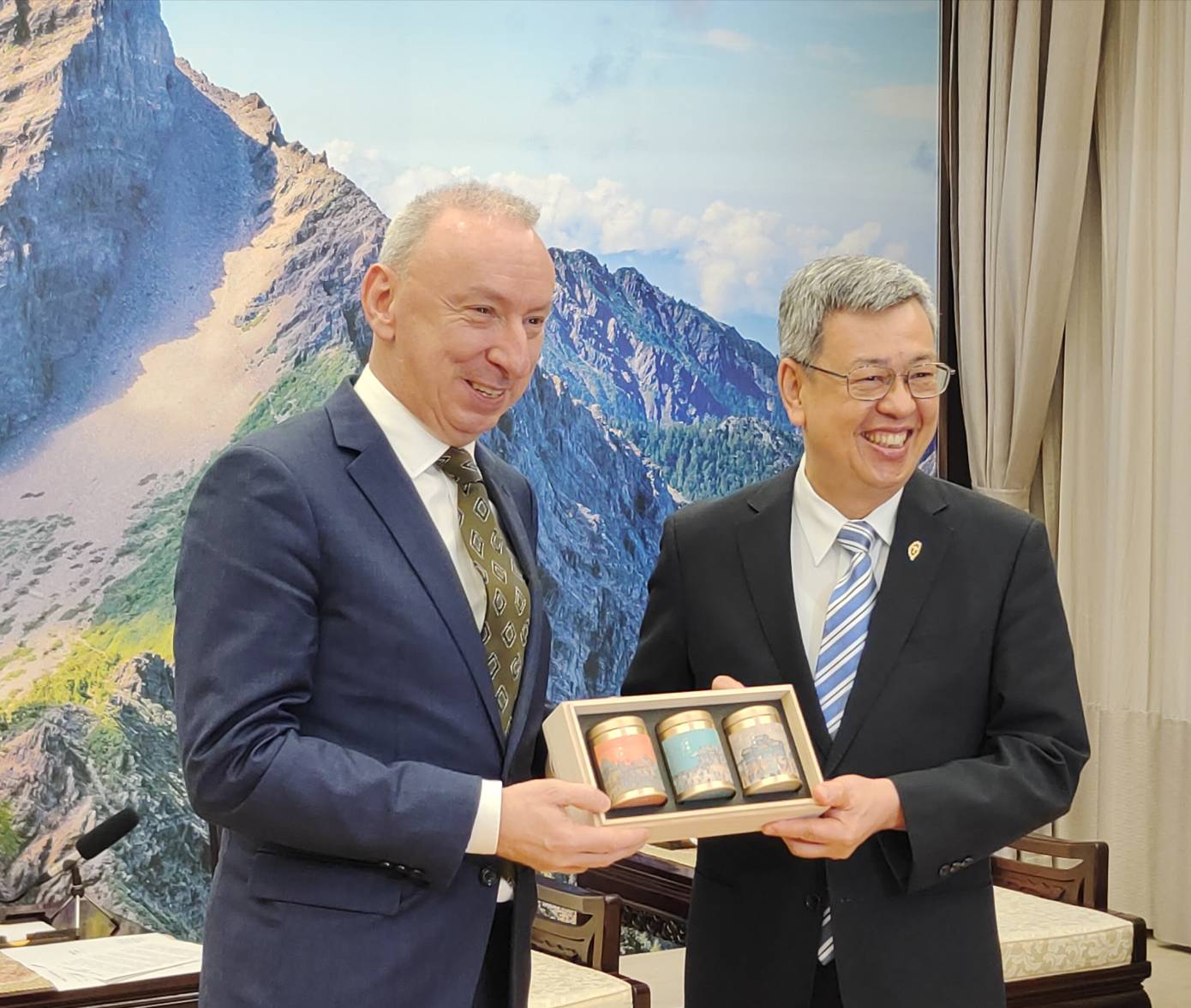 法國駐台代表公孫孟(左)即將離任，行政院長陳建仁2日接見公孫孟，並致贈禮品。(王韋婷攝)