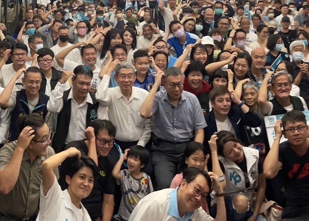 民眾黨主席、總統參選人柯文哲1日前往台南出席「選哲之友會」，與群眾擺出招牌的「抓頭」姿勢合影。(民眾黨提供)