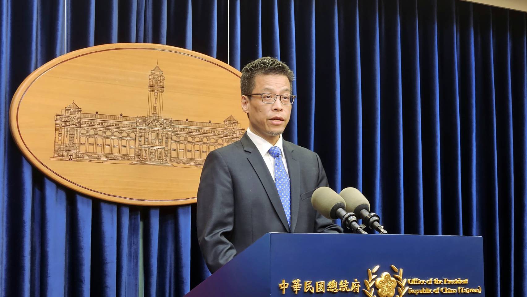 對於陸特部傳出有現役軍官涉及共諜案，總統府副秘書長黃重諺痛批可恥。(歐陽夢萍 攝)
