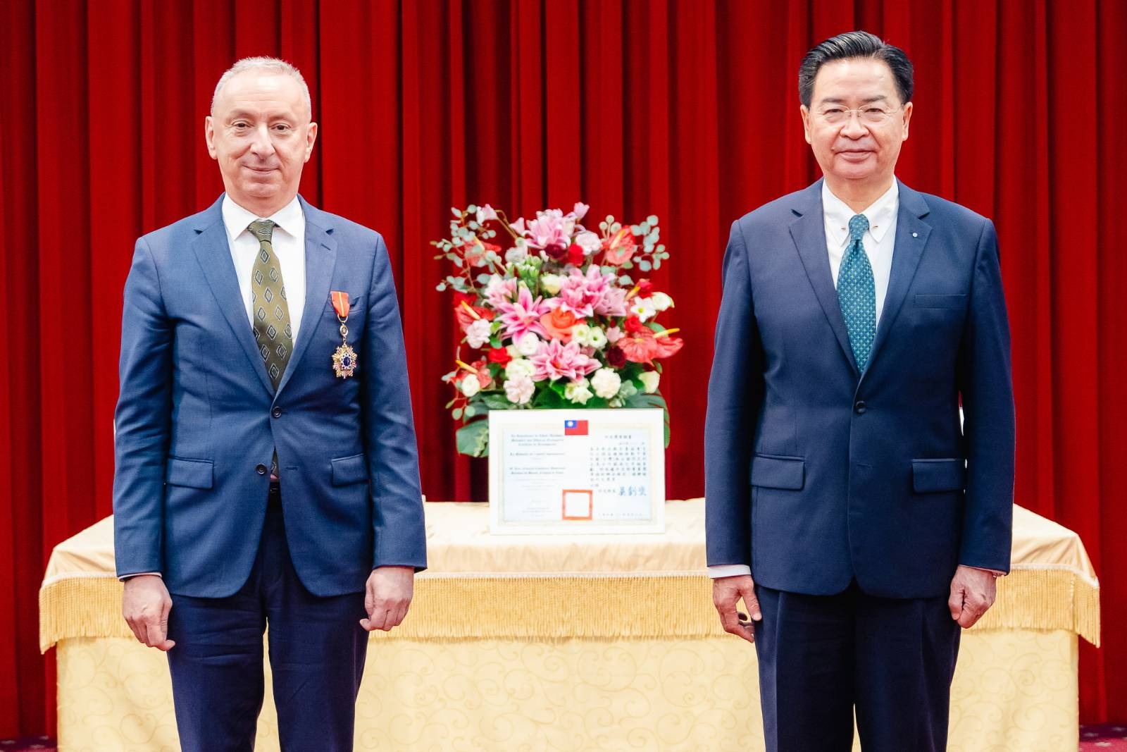 外交部長吳釗燮2日頒贈「睦誼外交獎章」予法國在台協會主任公孫孟（Jean-François Casabonne-Masonnave）。(圖:外交部)