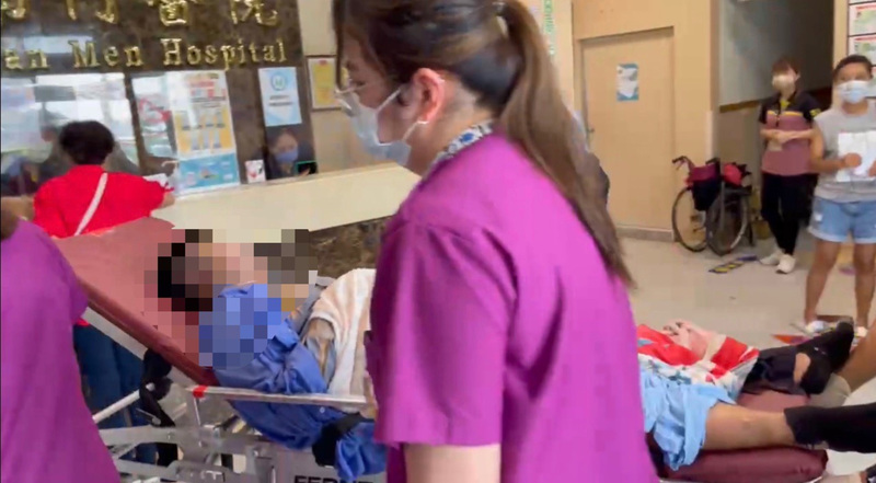 國家中山科學研究院屏東九鵬基地3日上午進行餘藥銷毀作業，不明原因燃燒釀4人受傷，其中41歲洪姓患者全身有多處2度燒燙傷，被送往南門醫院救治。（民眾提供） (圖：中央社)