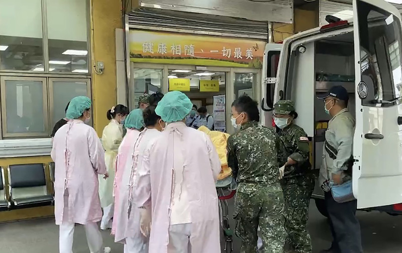 中科院九鵬基地3日進行餘藥銷毀作業時，不明原因燃燒致4傷，傷者分別送醫後，下午轉送國軍高雄總醫院左營分院，院方表示，除1名輕傷收治普通病房外，其他3人傷勢較重。(圖：中央社)