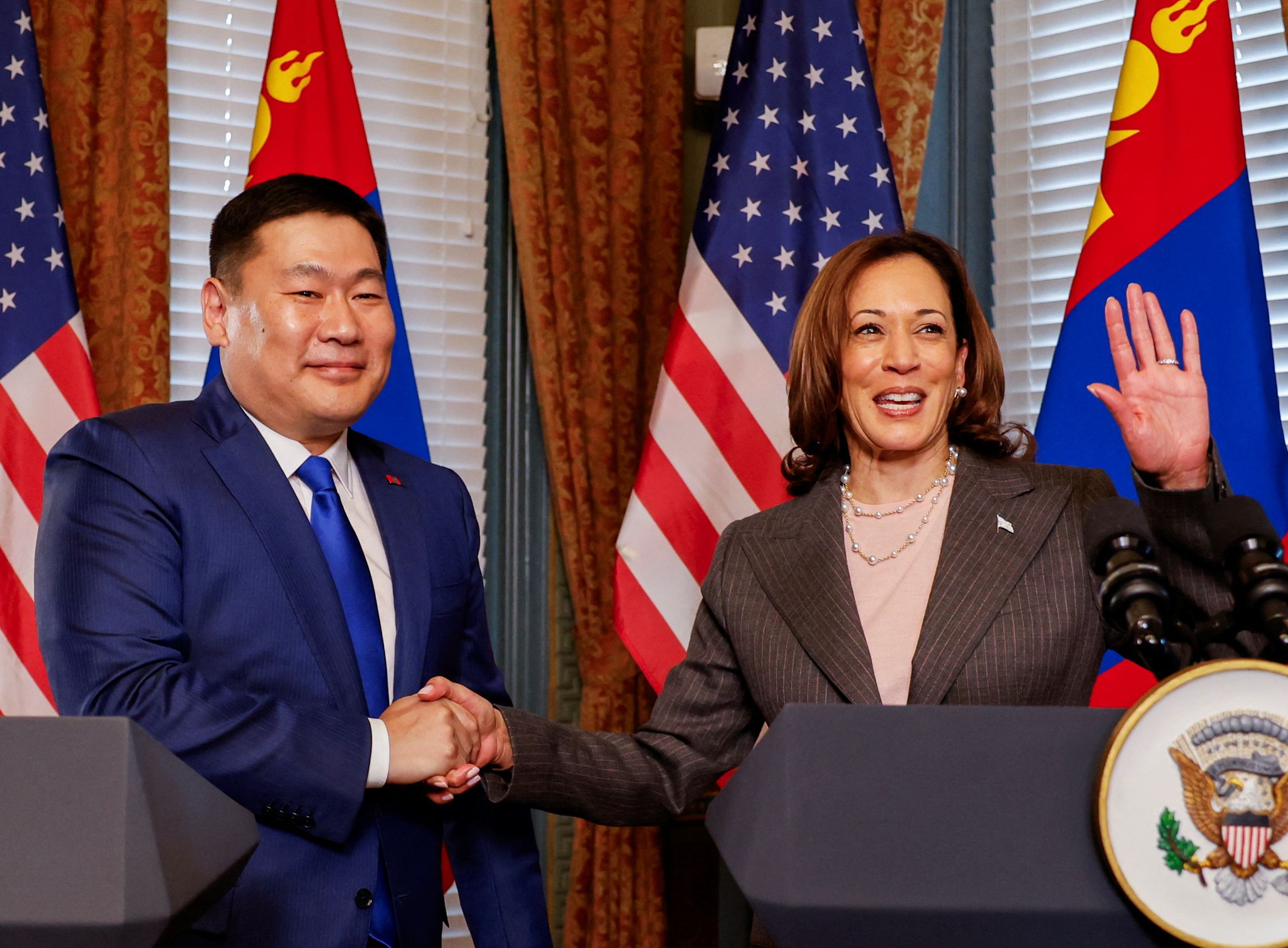 美國副總統賀錦麗(Kamala Harris)和蒙古總理奧雲額爾登(L. Oyun-Erdene)2日在華府會面。 (路透社/達志影像)