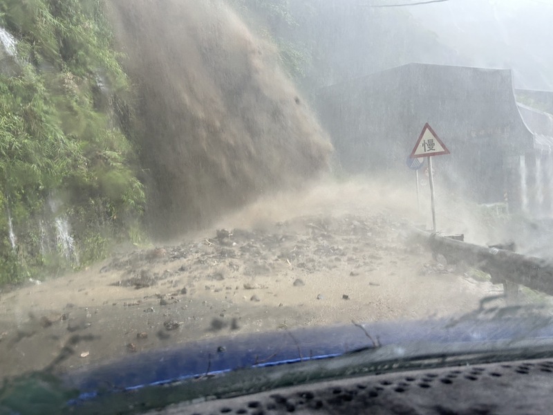 受颱風卡努影響，南投縣仁愛鄉4日雨勢不斷，鄉內多處道路出現泥流，道路邊坡沖下泥水彷彿瀑布。（民眾提供） (圖：中央社)