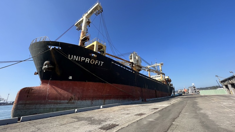 111年擱淺台東外海的貝里斯籍聯利輪被拖帶回高雄港，貨主們集資償還部分救援費，但仍積欠航港局約新台幣800多萬元。航港局經通知中國籍船東未獲回應，將案件移送法務部行政執行署高雄分署強制執行，高雄分署訂於112年9月5日公開拍賣。（高雄分署提供） (圖：中央社)