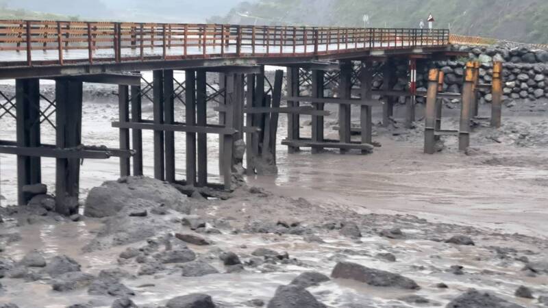 玉穗溪上游4日清晨因豪雨發生邊坡崩塌，大規模土石流及多顆巨石導致南橫公路明霸克露橋鋼便橋沖毀，幸公路總局3日晚間進行道路預警性封閉，無人傷亡。（公路總局甲仙工務段提供）\ (圖：中央社)