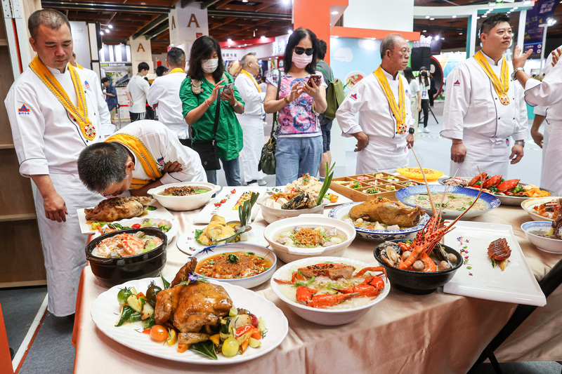第2季民間消費創新高，圖為「2023台灣美食展」4日在台北世貿1館熱鬧登場。(資料照片/中央社)