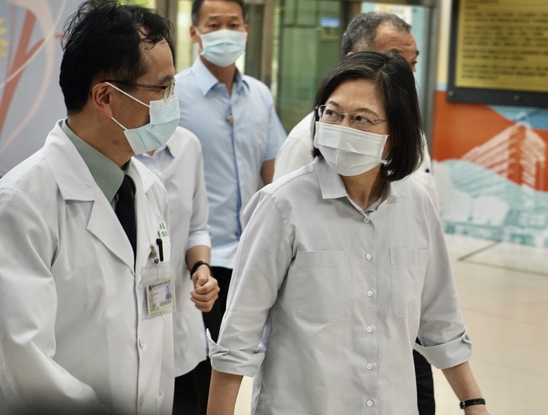 總統蔡英文（右）4日下午抵達國軍高雄總醫院左營分院，探視九鵬基地推研廠傷者及向家屬致意。左為國軍總醫院左營分院院長洪恭誠。(圖：中央社)