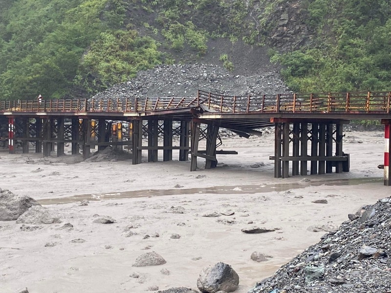 卡努颱風為高雄山區帶來強降雨，使桃源區玉穗溪溪水暴漲，土石流夾帶石塊將南橫公路明霸克露橋鋼便橋沖毀。(圖：中央社)