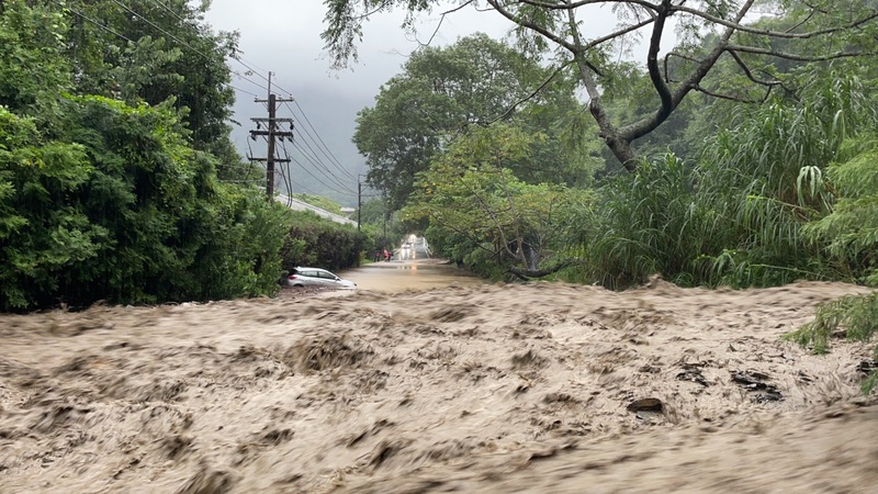南投縣仁愛鄉4日遭暴雨轟炸，造成多處道路中斷，省道台14線多處路段積水、出現泥流，公路總局持續搶通。圖為指標66公里處南豐路段。（公路總局提供） (圖：中央社)