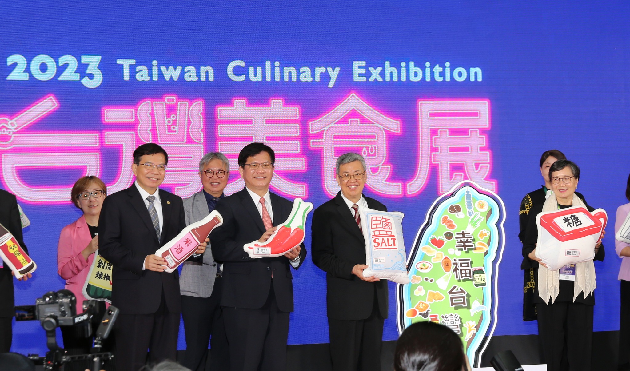 「2023台灣美食展」4日在台北世貿一館盛大開幕，包括總統府秘書長林佳龍、行政院長陳建仁和交通部長王國材都蒞臨開幕典禮。(圖：交通部觀光局臉書)