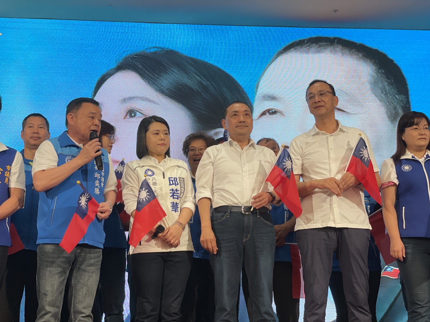 國民黨總統參選人侯友宜今天(4日)到桃園參加「桃園市第六選區邱若華候選人婦女後援會成立大會」，包含朱立倫、桃園市議長邱奕勝、多名桃園市議員現身參加，展現團結氣勢。(國民黨提供)