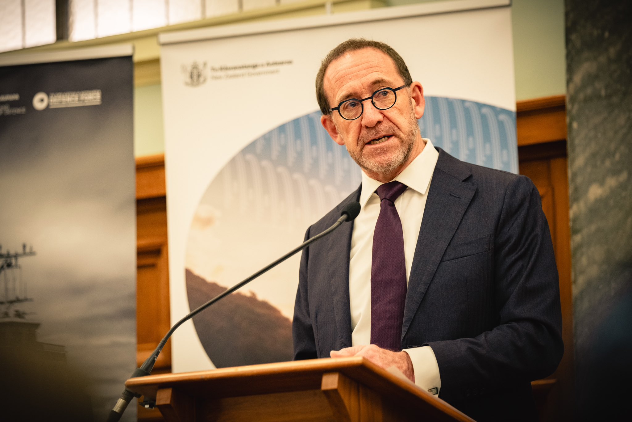 紐西蘭國防部長李特(Andrew Little)4日公布新國防政策報告。 (圖:@AndrewLittleMP)