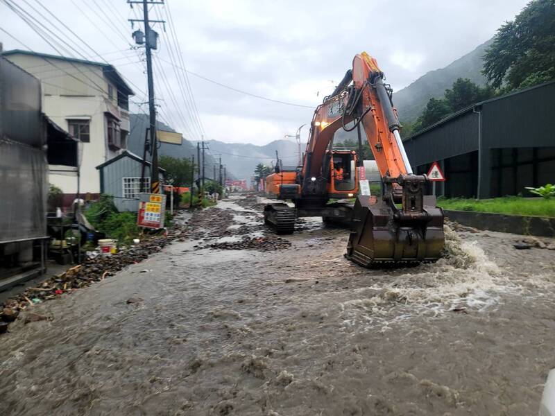 南投縣仁愛鄉4日雨勢驚人，5日上午雨勢再起，省道台14線多處坍方泥流，公路總局持續派出人力及機具清除。（公路總局提供） (圖：中央社)