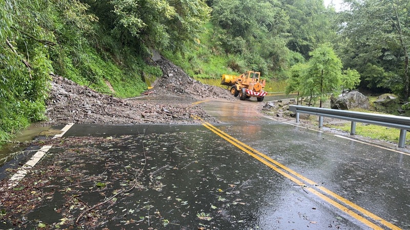 省道台18線100公里處南投縣信義鄉自忠路段5日因降雨發生邊坡落石，道路阻斷，公路總局調派機具執行搶通作業。（公路總局提供） (圖：中央社)