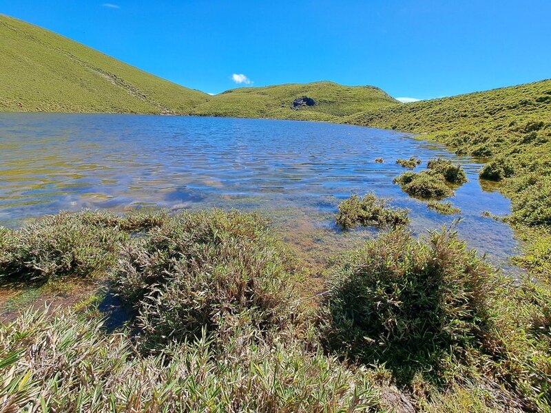 颱風杜蘇芮帶來豐沛雨量，稍早前因缺水被形容像荷包蛋的嘉明湖不僅滿水位，在颱風卡努接續降雨後，湖水已淹至湖旁箭竹。（熊出沒杜忠智提供） (圖：中央社)