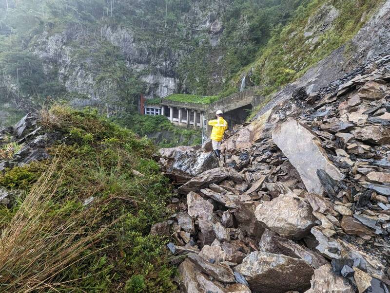 受颱風卡努環流影響降雨不歇，中橫便道3.9K處4日發生巨石坍方，谷關工務段5日持續搶修中。（谷關工務段提供） (圖：中央社)