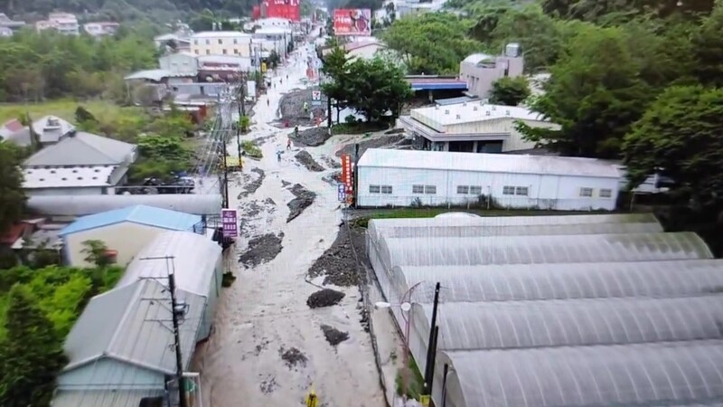 南投縣仁愛鄉大雨不斷，清境、廬山、南豐村等各處受創嚴重，台14線南豐村路段遍布土石。（民眾提供） (圖：中央社)