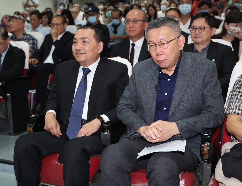 國民黨總統參選人侯友宜（前左）5日與民眾黨總統參選人柯文哲（前右）共同出席台灣文化協會成立百年紀念紀錄片發表會，兩人被安排坐在一起，互動備受關注。 (圖：中央社)