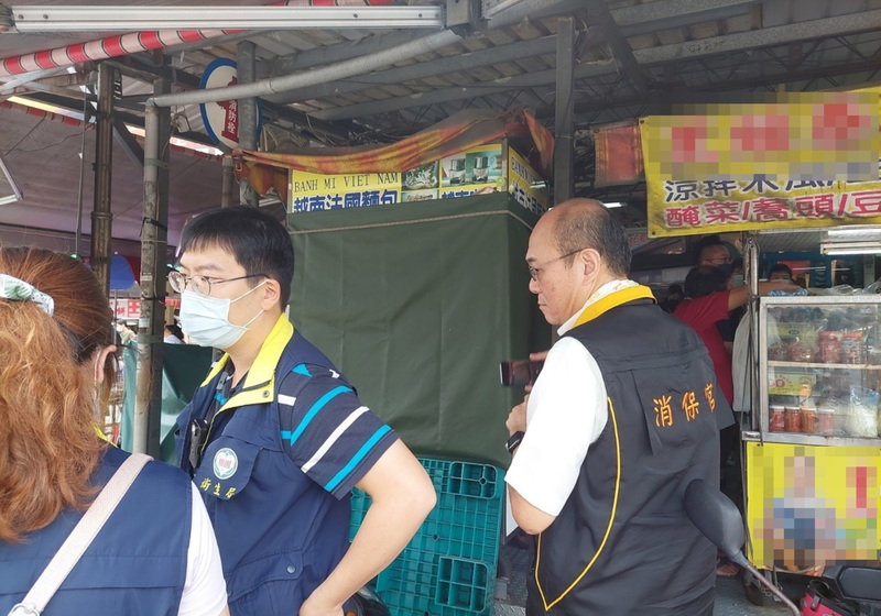 桃園市中壢忠貞市場知名越南法國麵包攤商，發生疑似食物中毒案被勒令停業，桃園市衛生局人員5日前往確認店家暫停營業。（桃園市衛生局提供） (圖：中央社)