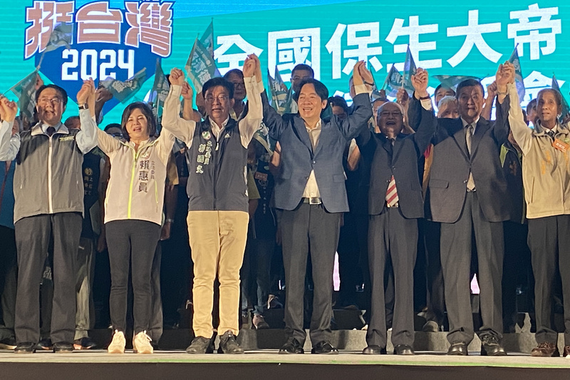 民進黨總統參選人賴清德（前排中）5日到台南市永康區出席全國保生大帝信賴台灣後援會成立大會，在台上與眾人攜手高呼口號，場面熱絡。 (圖：中央社)