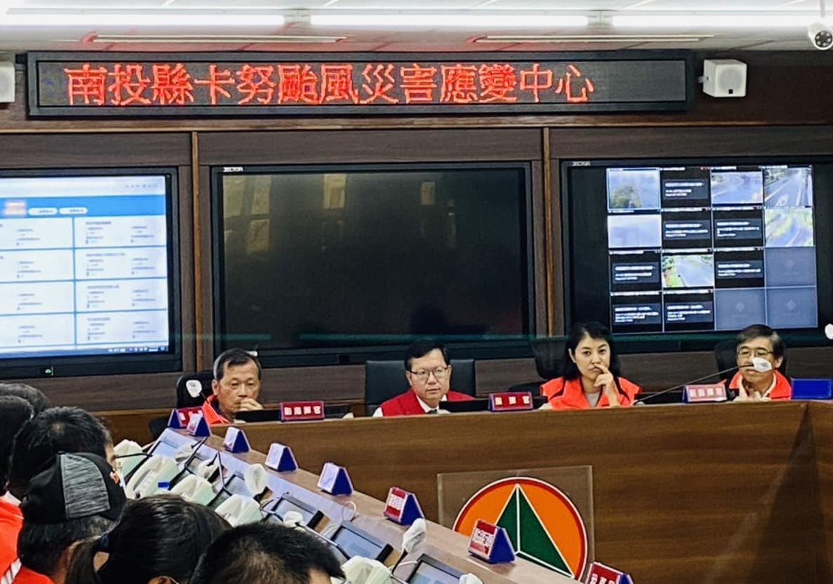 行政院副院長鄭文燦5日下午視導南投縣災害應變中心。 (圖:取自鄭文燦臉書)