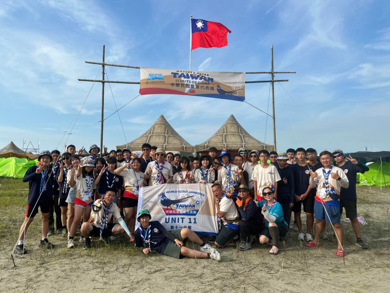 第25屆世界童子軍大露營1日起在南韓全羅北道新萬金海岸舉行，中華民國童軍代表團在營門上方豎立中華民國國旗，並在營門前合影留念。（基隆童軍團長黃振鴻提供） (圖：中央社)