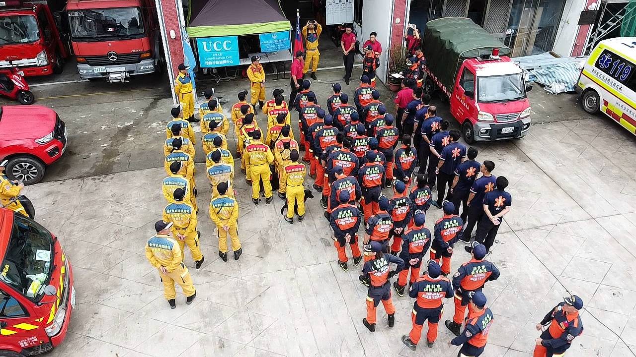 消防署特搜隊及新北市、台中市特搜隊6日前往南投縣仁愛鄉協助搜救任務。(消防署提供)
