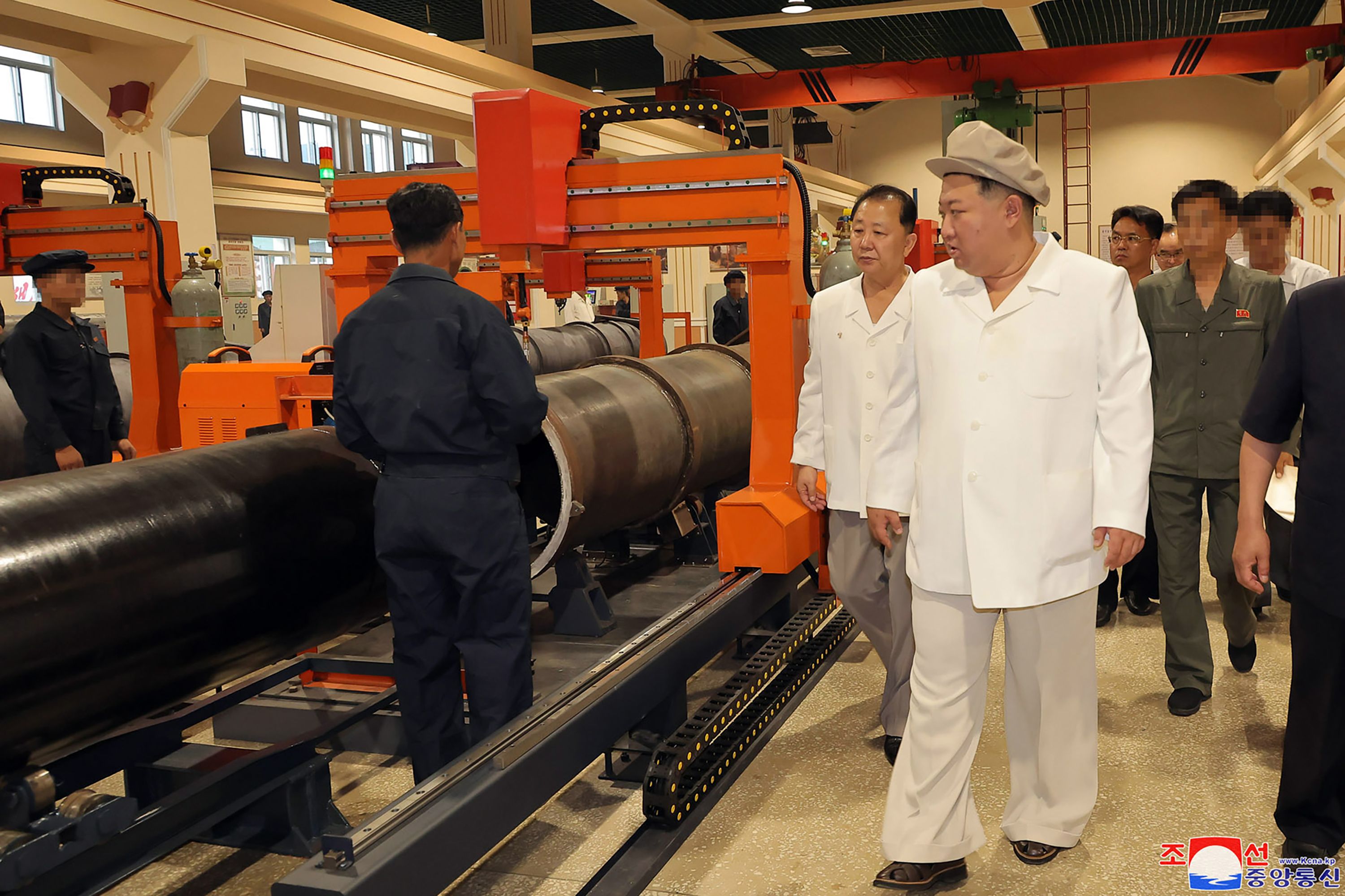 北韓領導人金正恩日前視察彈藥兵工廠。(AFP)