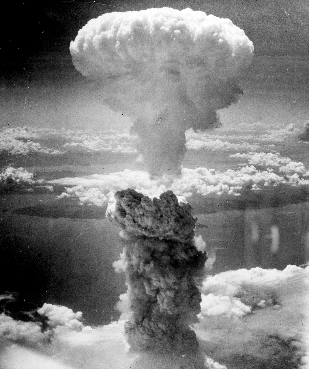 1954年8月9日，原子彈「胖子」被投下並於長崎市上空503公尺爆炸後形成蘑菇雲。(圖:Pixabay)
