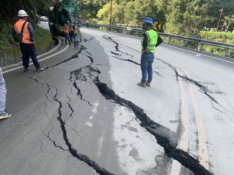 颱風卡努外圍環流影響加上西南風，南投縣仁愛鄉暴雨釀災，台14線75.9公里處忠勇橋路段7日上午出現路基掏空下陷，公路總局緊急通報禁止車輛通行。(公路總局提供) (圖：中央社)
