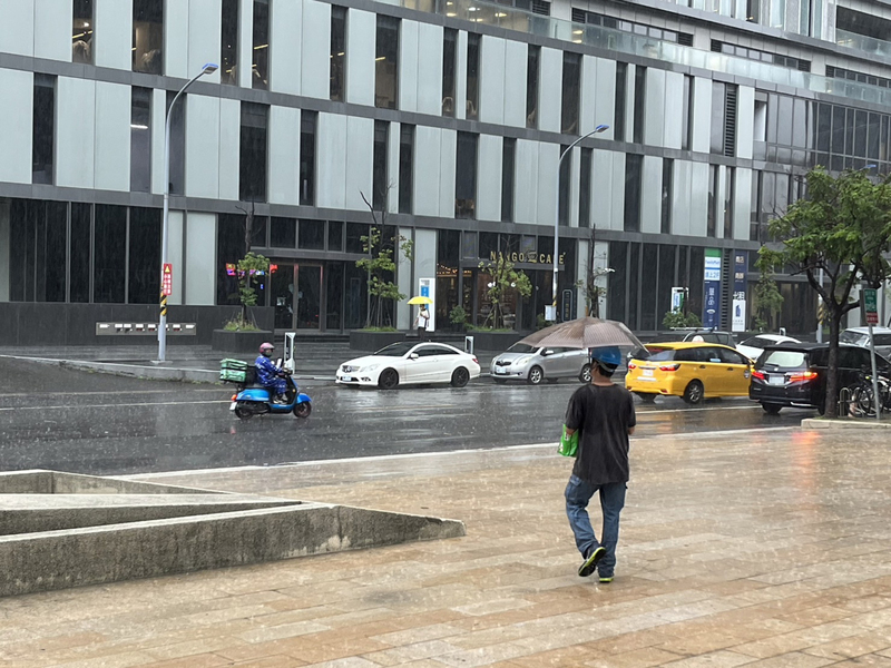中南部局部大雨豪雨，高溫炎熱花蓮縱谷38度。 (圖：中央社)