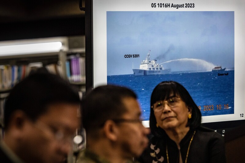 菲律賓日前抗議中國海警船在南海向菲國船隻發射高壓水柱。圖為「西菲律賓海國家工作小組」召開記者會，向各國媒體說明事發經過。(菲律賓外國記者協會提供/圖：中央社)