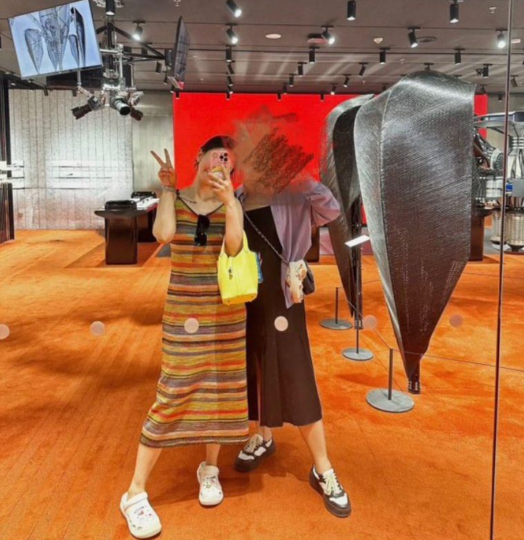 張惠妹在北京開唱，彩虹元素遭審核。大陸歌迷穿彩虹衣服，過安檢的時候，被要求換上工作人員準備的服裝才能進場。(X平台李老師不是你老師)