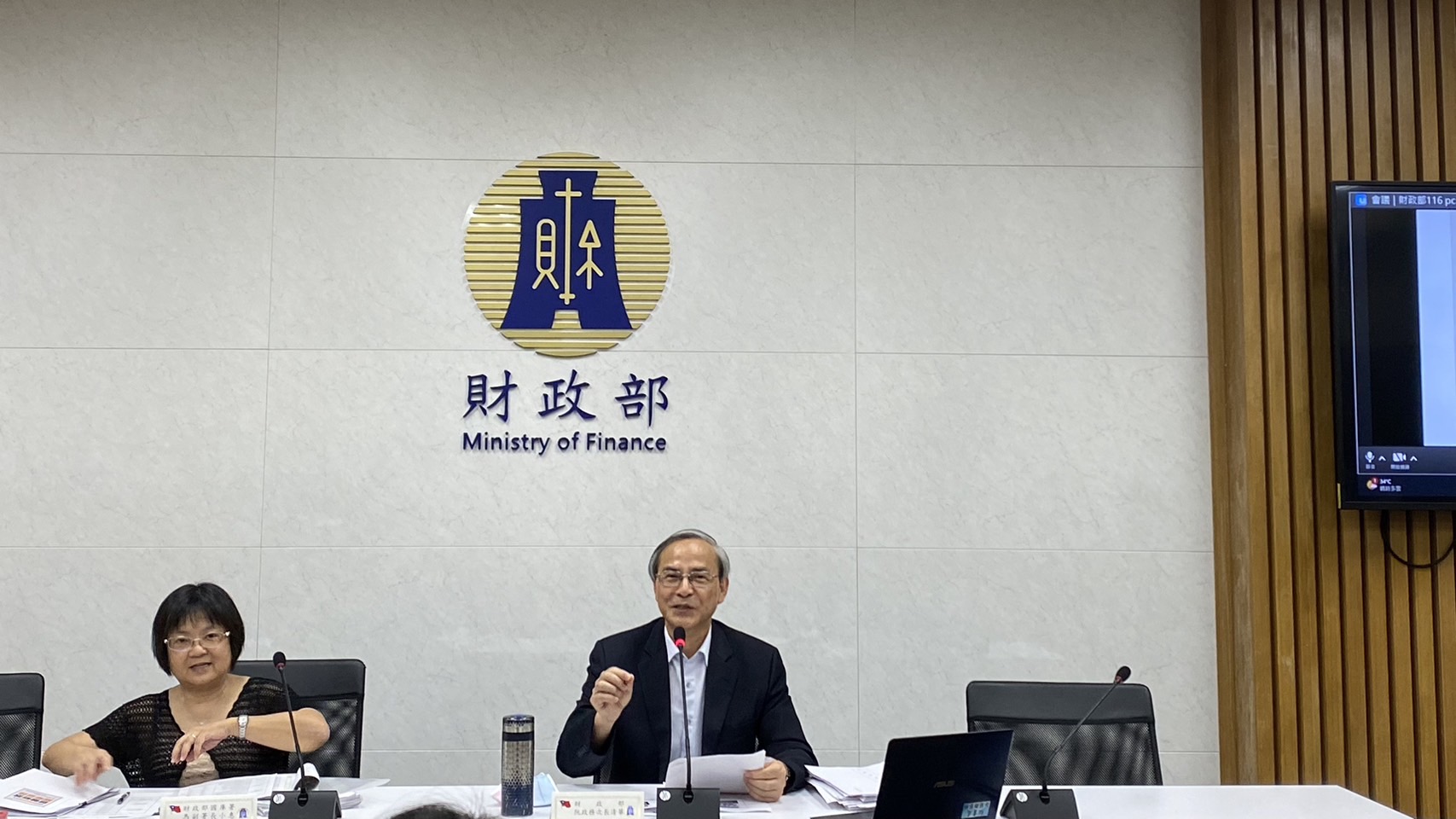 財政部7日由財政部次長阮清華(右)說明目前中央債務問題。(圖／陳林幸虹 攝)