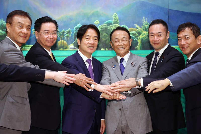 日本前首相、現任執政黨自民黨副總裁麻生太郎（右3）、眾議員鈴木馨祐（右2）及中西健治（右1）等訪台，副總統賴清德（左3）8日中午在總統府宴請訪問團並合影。(圖：中央社)
