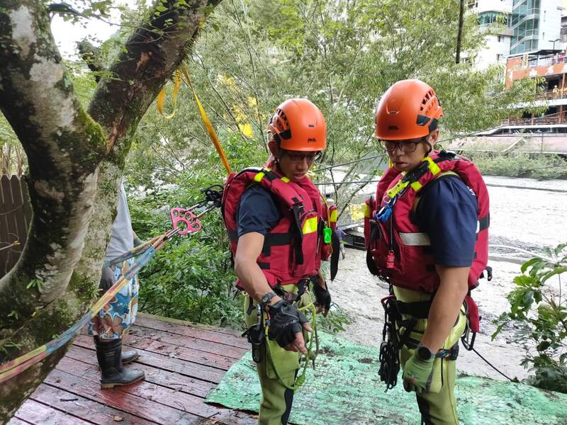 南投縣仁愛鄉因颱風卡努所挾帶豪雨受重創，百餘人受困。消防署8日表示，廬山溫泉區截至中午已撤離62人，空勤直升機也投放500公斤物資馳援。(圖：中央社)