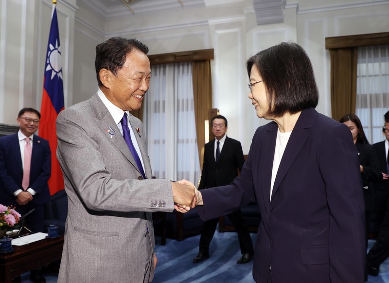 總統蔡英文（前右）8日在總統府接見前日本首相暨自民黨副總裁麻生太郎（前左），兩人握手致意。 (圖：中央社)