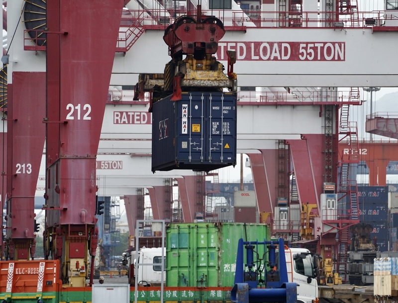 財政部8日公布7月海關進出口貿易初步統計，7月出口金額387.3億美元、年減10.4%；進口302.5億美元，年減20.9%。圖為高雄港貨櫃車正在裝卸貨櫃。中央社記者董俊志攝  112年8月8日 (圖：中央社)