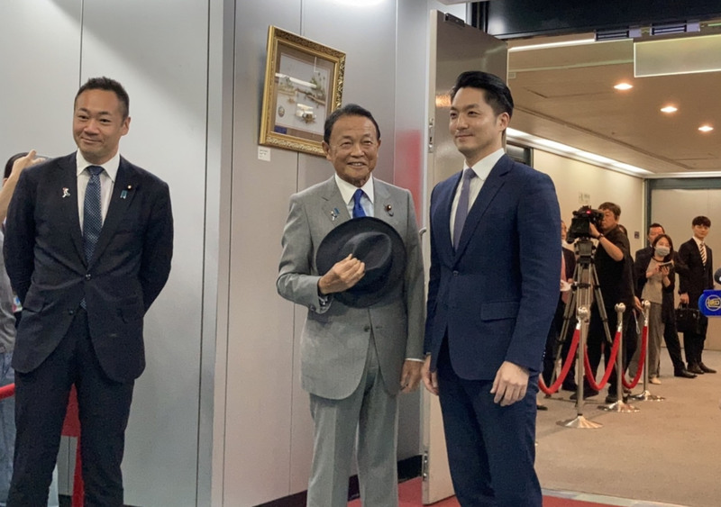 前日本首相麻生太郎（前右2）8日拜會台北市政府，與台北市長蔣萬安（前右）相談甚歡。前左為日本眾議員鈴木馨祐。(圖:中央社)