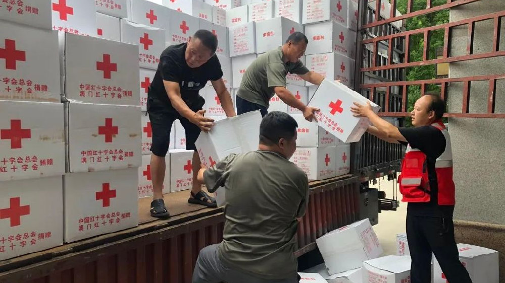 緬甸軍政府2日證實其部隊朝中國紅十字會的援助車隊開槍示警。圖為中國紅十字會正在搬運物資。(圖取自微博)