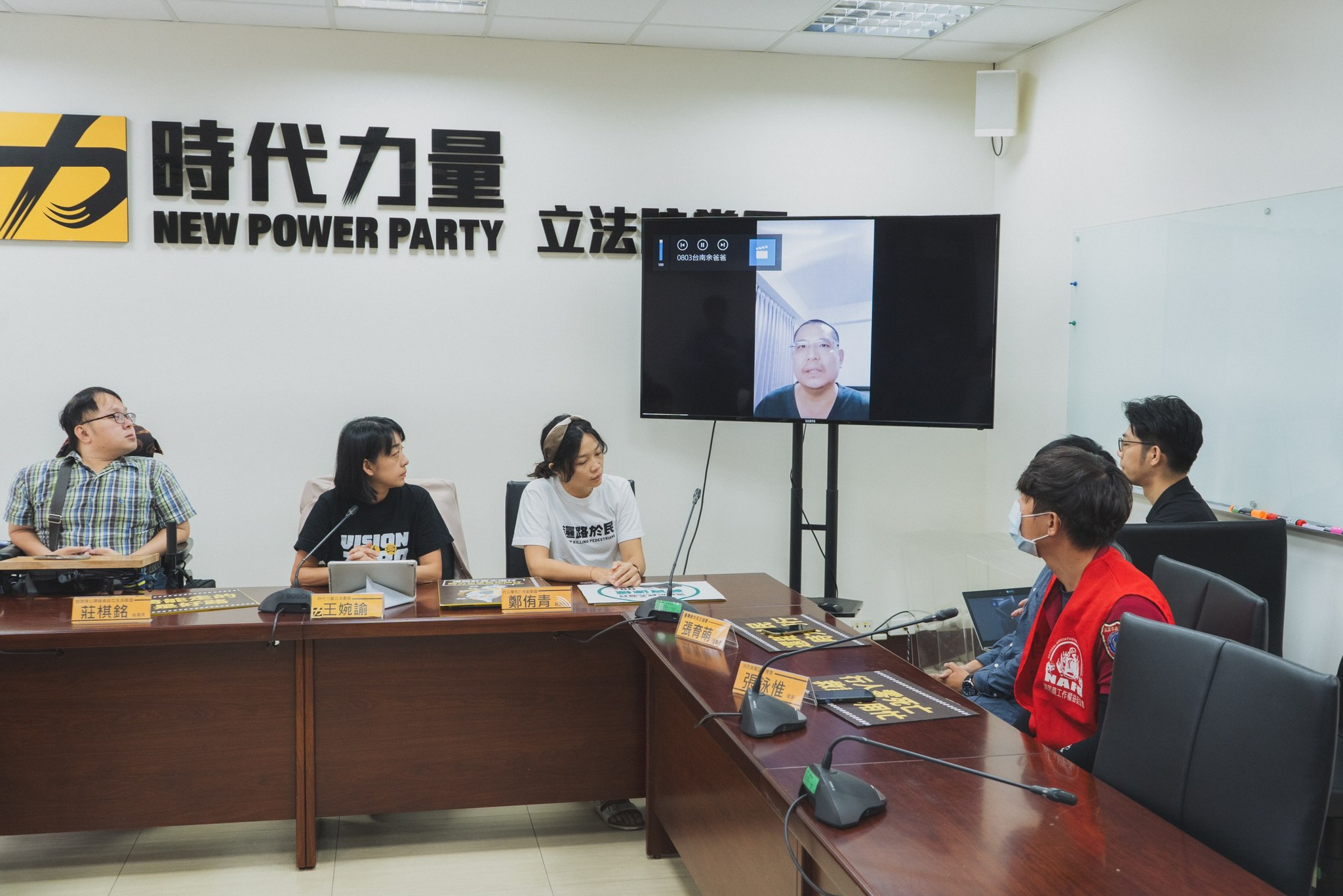台南余爸爸8日透過影片傳達痛失愛女的悲痛，並呼籲各界重視行人安全。(時代力量提供)