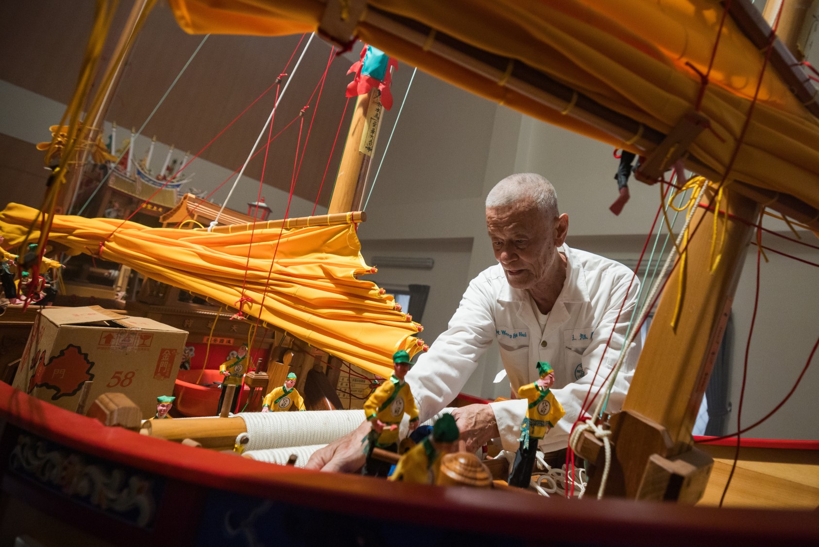 文總最新一集《匠人魂》－「人神擺渡」，紀錄澎湖王船工藝師。（文化總會提供）